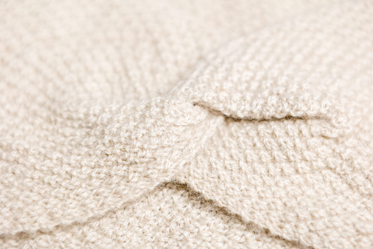 Scaldaorecchie Infinito con filato 100% cashmere naturale